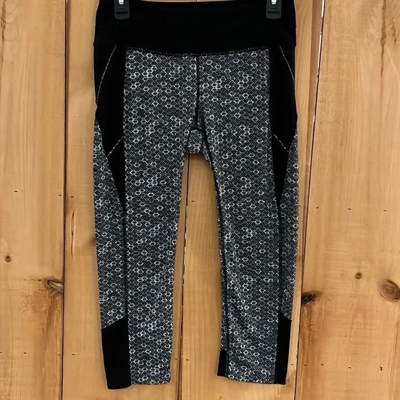 Athleta Pants - Athleta Gray and White Honeycomb Crop Leggings Size S​